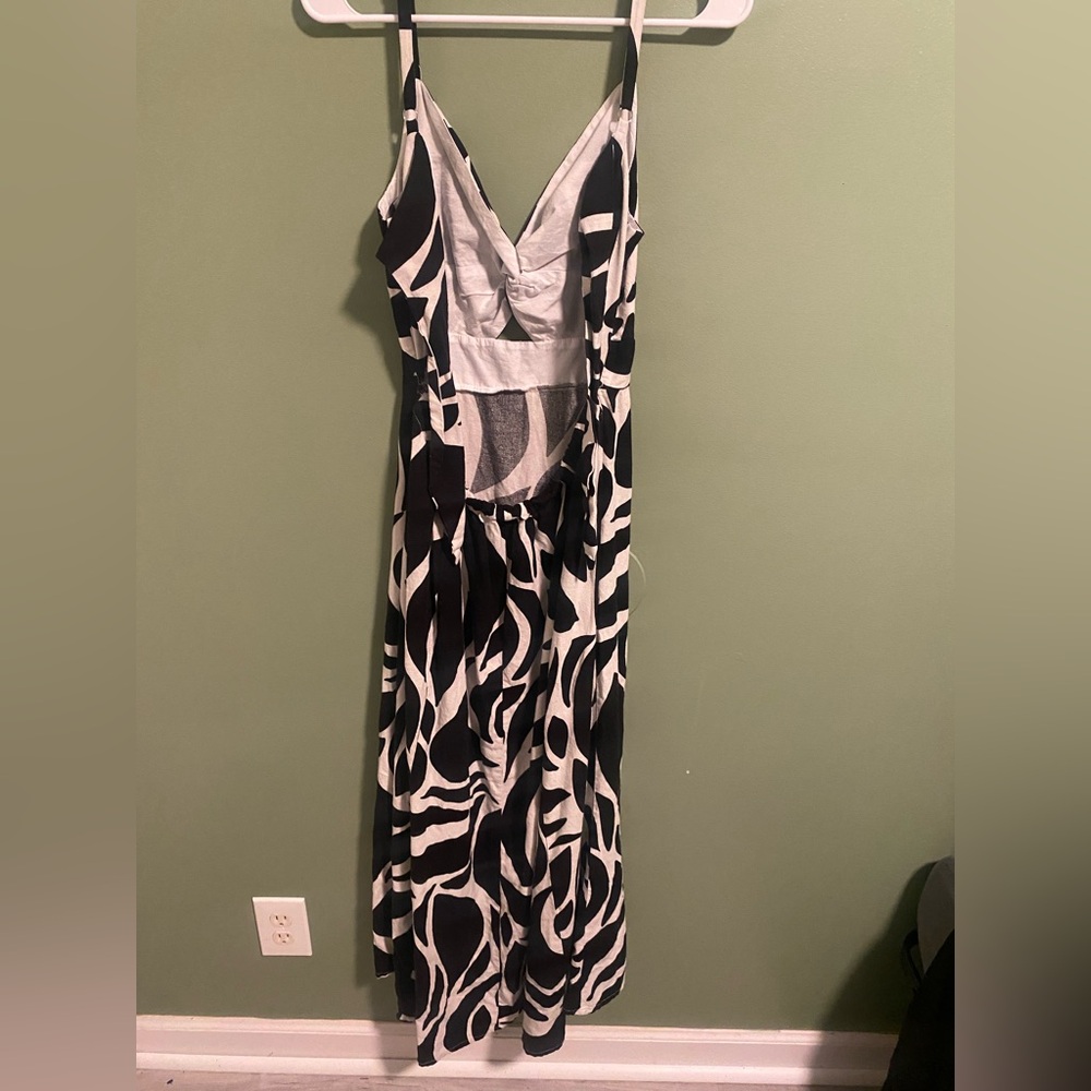 Elegant Black and White Maxi Dress - Picture 4 of 5